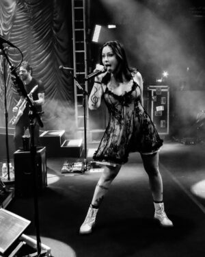 Pitty Instagram - tava lindo, aquela saudade do RJ, energia absurda. geral pertinho e cantando alto, vibrando junto, obrigada! infelizmente, pelo volume de chuva absurdo e pelo impacto causado na parte técnica tivemos que encerrar 15 minutos antes do previsto. a segurança de vocês é mais importante do que qualquer coisa pra nós. ✊💜
 fiz questão de falar ao vivo, reitero aqui. ate jah, amores #ACNXX 

📸 @stephaniexhahne
