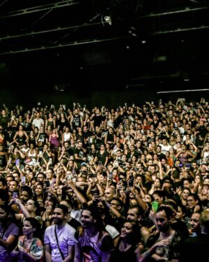 Pitty Instagram - tava lindo, aquela saudade do RJ, energia absurda. geral pertinho e cantando alto, vibrando junto, obrigada! infelizmente, pelo volume de chuva absurdo e pelo impacto causado na parte técnica tivemos que encerrar 15 minutos antes do previsto. a segurança de vocês é mais importante do que qualquer coisa pra nós. ✊💜
 fiz questão de falar ao vivo, reitero aqui. ate jah, amores #ACNXX 

📸 @stephaniexhahne