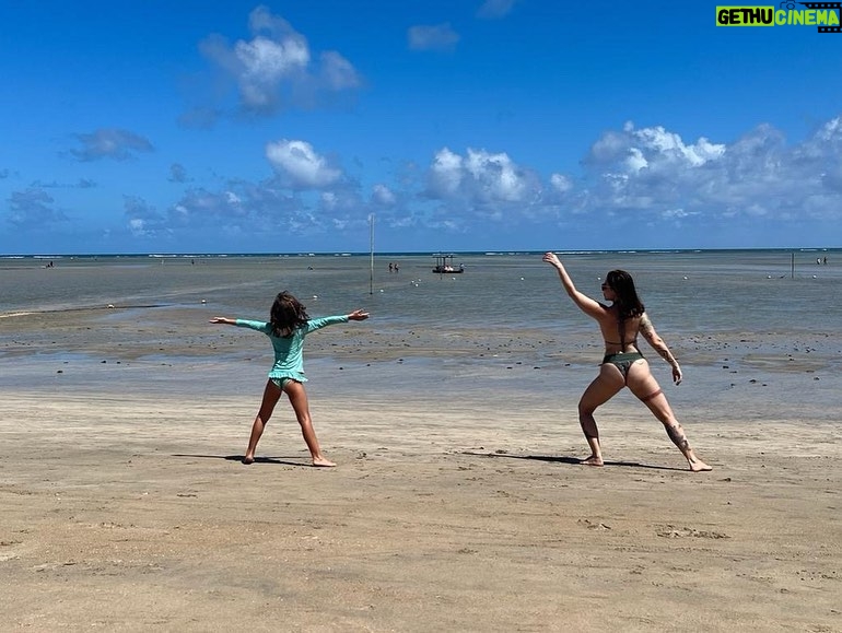 Pitty Instagram - dump despedida das mini-férias pra cair na estrada novamente, com a bença de todo sal do mar 🌊 🧜♀️