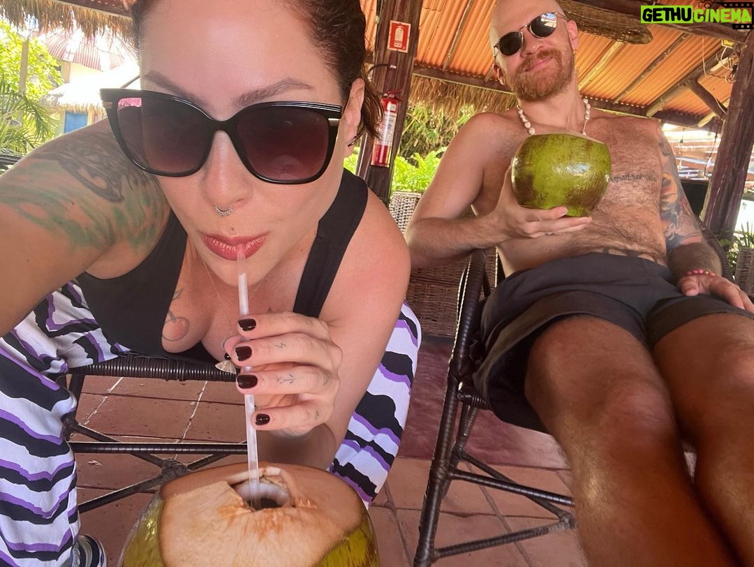 Pitty Instagram - dump despedida das mini-férias pra cair na estrada novamente, com a bença de todo sal do mar 🌊 🧜♀️