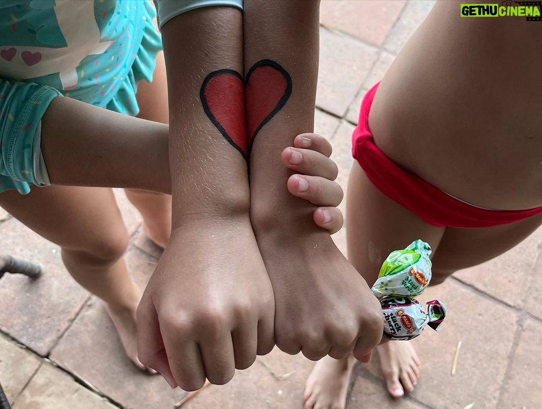 Pitty Instagram - dump despedida das mini-férias pra cair na estrada novamente, com a bença de todo sal do mar 🌊 🧜♀️