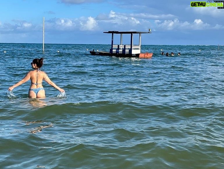 Pitty Instagram - dump despedida das mini-férias pra cair na estrada novamente, com a bença de todo sal do mar 🌊 🧜‍♀️