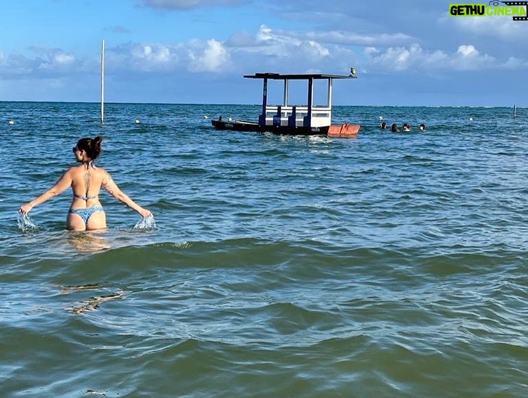 Pitty Instagram - dump despedida das mini-férias pra cair na estrada novamente, com a bença de todo sal do mar 🌊 🧜♀️