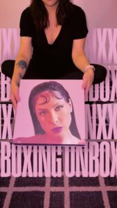 Pitty Instagram - o unboxing que eu mais queria fazer 💜 Box ACNXX já nas lojas (link na bio). quem já garantiu o seu?