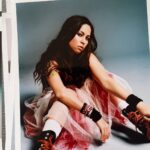 Pitty Instagram - compartilhando achados inéditos do ensaio pro encarte de ACN em 2003 para ecoar o ano passado em que pude tocar, respirar, revisitar e (Re)ativar Chip Novo por todo o país. ps: look doidamente autoral com o que tinha no guarda-roupa na época. e o que não tinha foi ressignificado✂ como essa saia de tule, que tenho até hoje e que um dia já foi um mosquiteiro de berço da filha de uma amiga. #tbt
