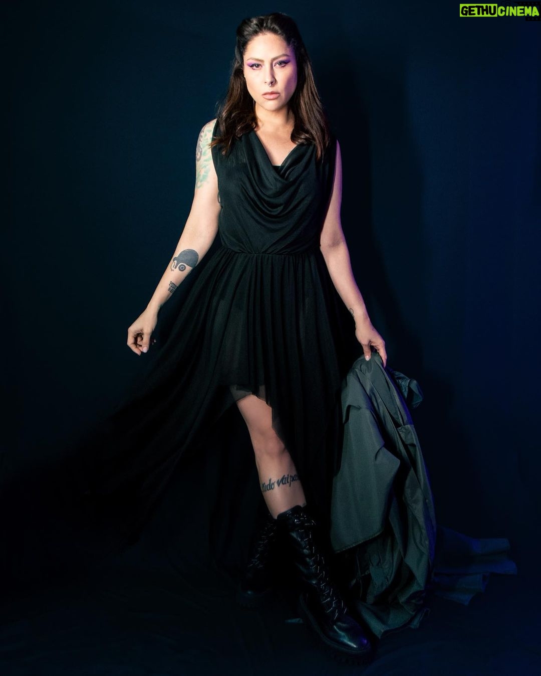 Pitty Instagram - pós-apocalíptica Mad Max vibes, 🏜️ produção exclusiva pro Rock The Mountain por @fawkeslab. beauty @eduhyde styling @jumaiajumaia photo @stephaniexhahne Petrópolis - RJ
