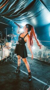 Pitty Instagram - #tbt para lembrar como foi o último carnaval em Salvador e pra falar que amanhã tem mais. a partir das 18h na Praça Castro Alves. vai ter muito rock e surpresinhas especiais. 👯‍♀️💜🎶