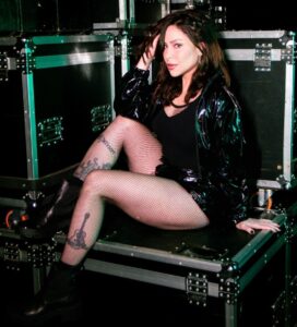 Pitty Instagram - sentada no meu trono (um bando de case 🤭) pra avisar que amanhã estamos no @rockthemountain #ACNXX 📸 @stephaniexhahne