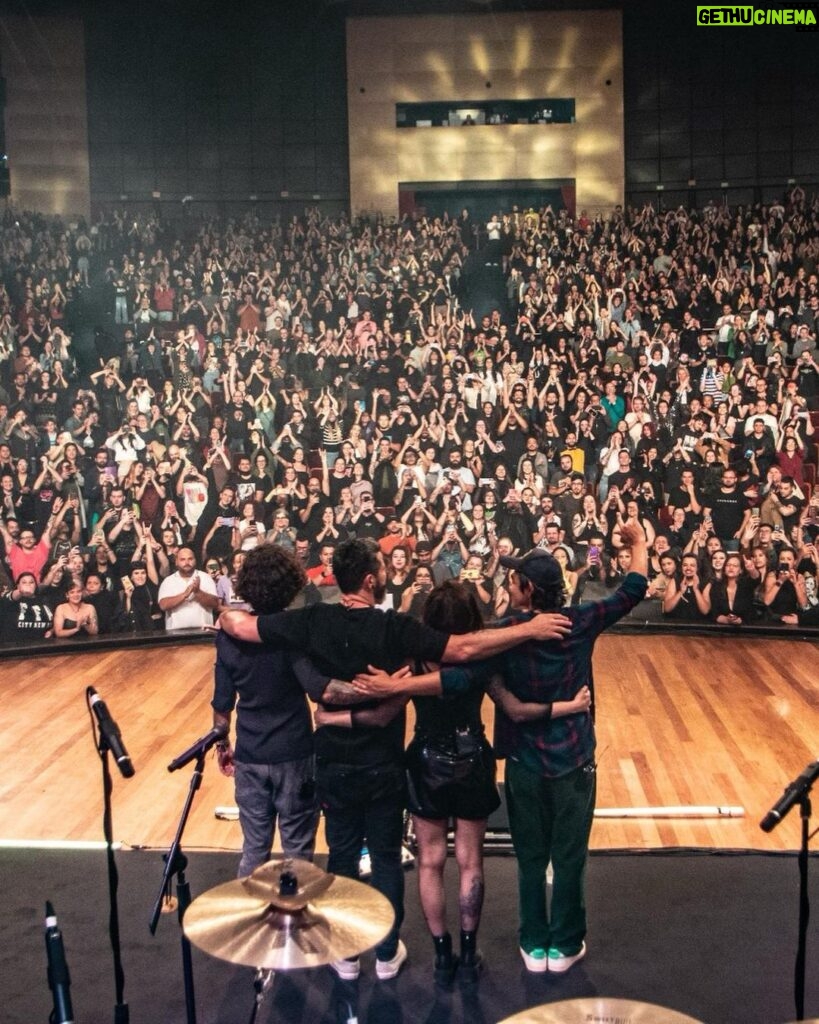 Pitty Instagram - Curitiba, terceiro sold out do ano, coisa mais incrível essa plateia 💜✊ #ACNXX (ps- proibidão da penúltima foto no stories 🤐) 📸: @stephaniexhahne