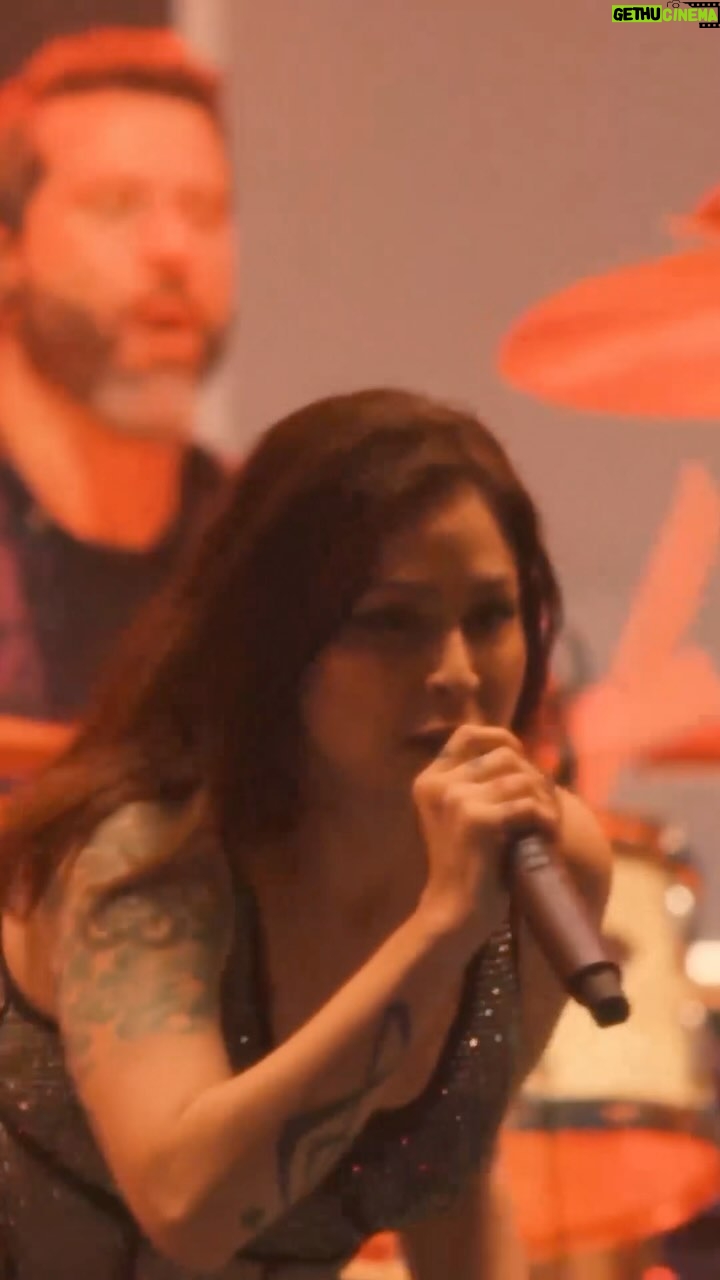 Pitty Instagram - agora no @multishow! sintam a energia do que foi esse registro em Salvador. 💜🤘🏼 #PittyNoMultishow #ACNXXAoVivoEmSalvador