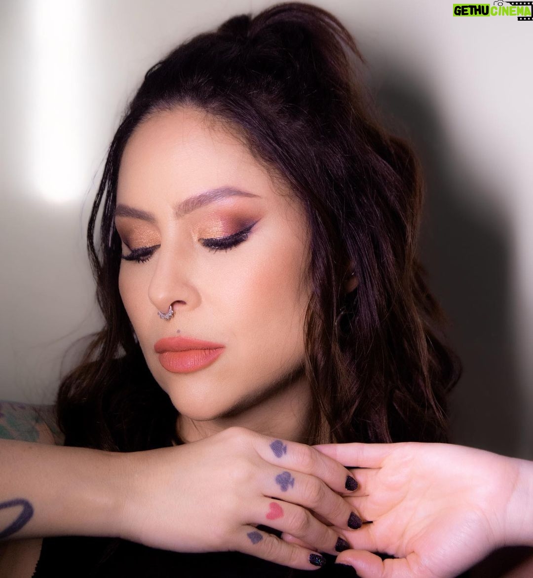 Pitty Instagram - dumpzão de make, roupitchas e cabelim usados no @iwannabe.tour. escolhas pensando em conforto e identidade diante daquele calorão e sol na cara (literalmente, rs) mais em @looksdapitty 📸 @stephaniexhahne 💄@natstracieri