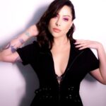 Pitty Instagram - dumpzão de make, roupitchas e cabelim usados no @iwannabe.tour. escolhas pensando em conforto e identidade diante daquele calorão e sol na cara (literalmente, rs) mais em @looksdapitty 📸 @stephaniexhahne 💄@natstracieri