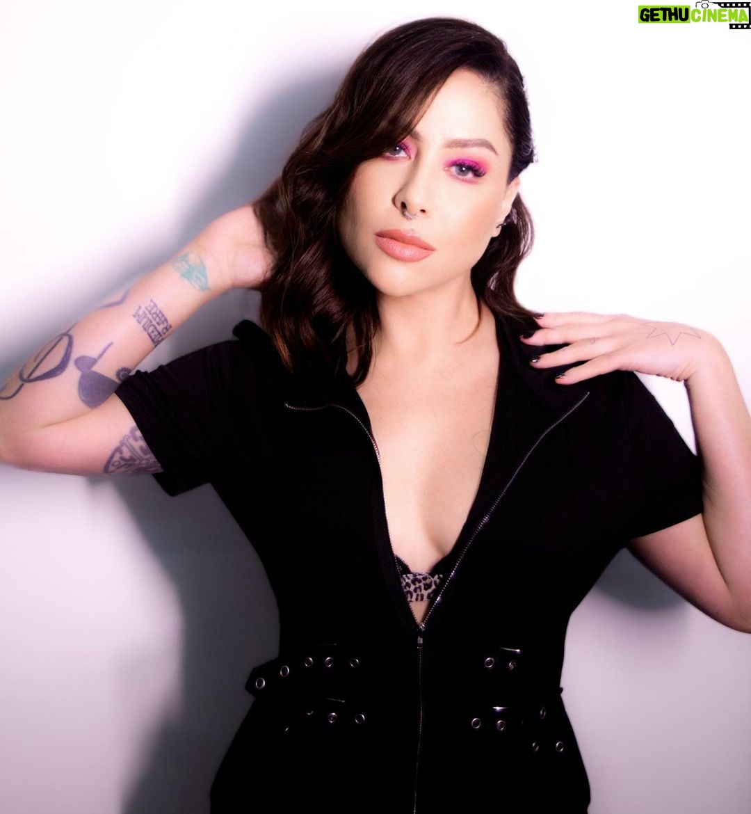 Pitty Instagram - dumpzão de make, roupitchas e cabelim usados no @iwannabe.tour. escolhas pensando em conforto e identidade diante daquele calorão e sol na cara (literalmente, rs) mais em @looksdapitty 📸 @stephaniexhahne 💄@natstracieri