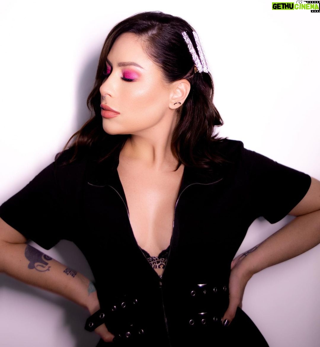 Pitty Instagram - dumpzão de make, roupitchas e cabelim usados no @iwannabe.tour. escolhas pensando em conforto e identidade diante daquele calorão e sol na cara (literalmente, rs) mais em @looksdapitty 📸 @stephaniexhahne 💄@natstracieri