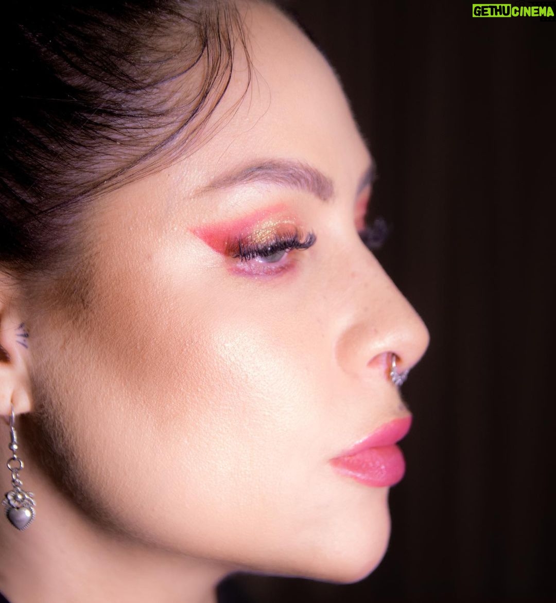 Pitty Instagram - dumpzão de make, roupitchas e cabelim usados no @iwannabe.tour. escolhas pensando em conforto e identidade diante daquele calorão e sol na cara (literalmente, rs) mais em @looksdapitty 📸 @stephaniexhahne 💄@natstracieri