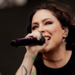 Pitty Instagram - O poder delas no rock - e na vida 🤘 🎸🖤 No show de hoje, a @pitty fez questão de cantar sobre a voz das mulheres no hardcore e no emo! A rainha do rock brasileiro não só marcou a cena, mas também deixou sua marca indestrutível no coração de cada uma que hoje grita suas músicas. 💥 📸 @flashbang #IWannaBeTour