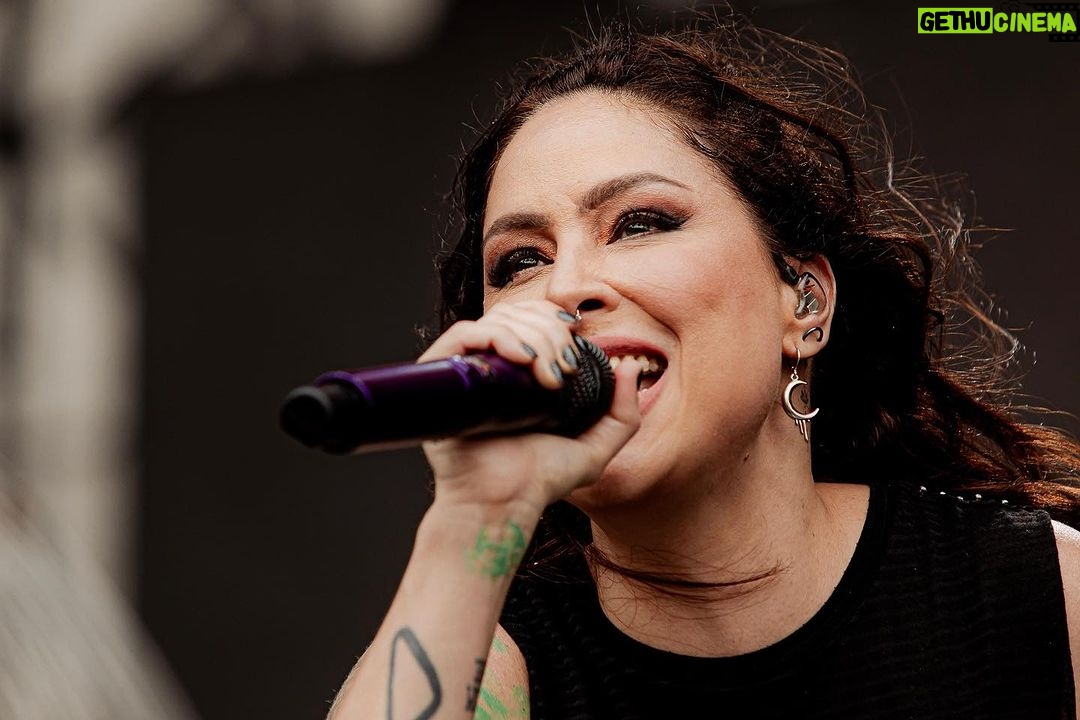 Pitty Instagram - O poder delas no rock - e na vida 🤘 🎸🖤 No show de hoje, a @pitty fez questão de cantar sobre a voz das mulheres no hardcore e no emo! A rainha do rock brasileiro não só marcou a cena, mas também deixou sua marca indestrutÃvel no coração de cada uma que hoje grita suas músicas. 💥 📸 @flashbang #IWannaBeTour
