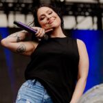 Pitty Instagram - O poder delas no rock - e na vida 🤘 🎸🖤 No show de hoje, a @pitty fez questão de cantar sobre a voz das mulheres no hardcore e no emo! A rainha do rock brasileiro não só marcou a cena, mas também deixou sua marca indestrutível no coração de cada uma que hoje grita suas músicas. 💥 📸 @flashbang #IWannaBeTour