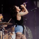 Pitty Instagram - O poder delas no rock - e na vida 🤘 🎸🖤 No show de hoje, a @pitty fez questão de cantar sobre a voz das mulheres no hardcore e no emo! A rainha do rock brasileiro não só marcou a cena, mas também deixou sua marca indestrutível no coração de cada uma que hoje grita suas músicas. 💥 📸 @flashbang #IWannaBeTour