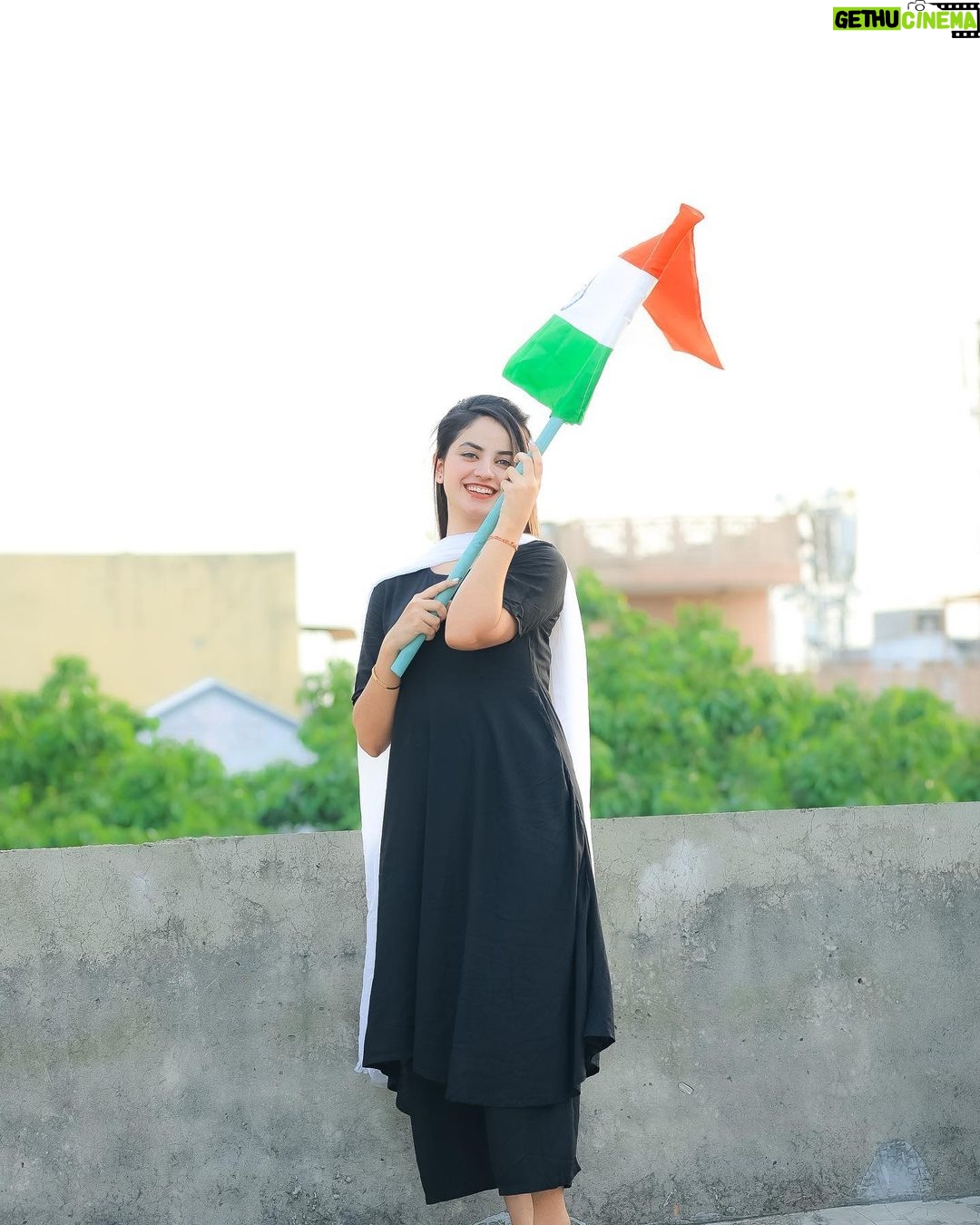 Piyanka Mongia Instagram - So many people might have forgotten, but I never will, the colorful flag of my country, furls so high. Happy Independence Day🇮🇳 . . #happyindependenceday #independenceday #freedom #piyankamongia #piyanka_mongia