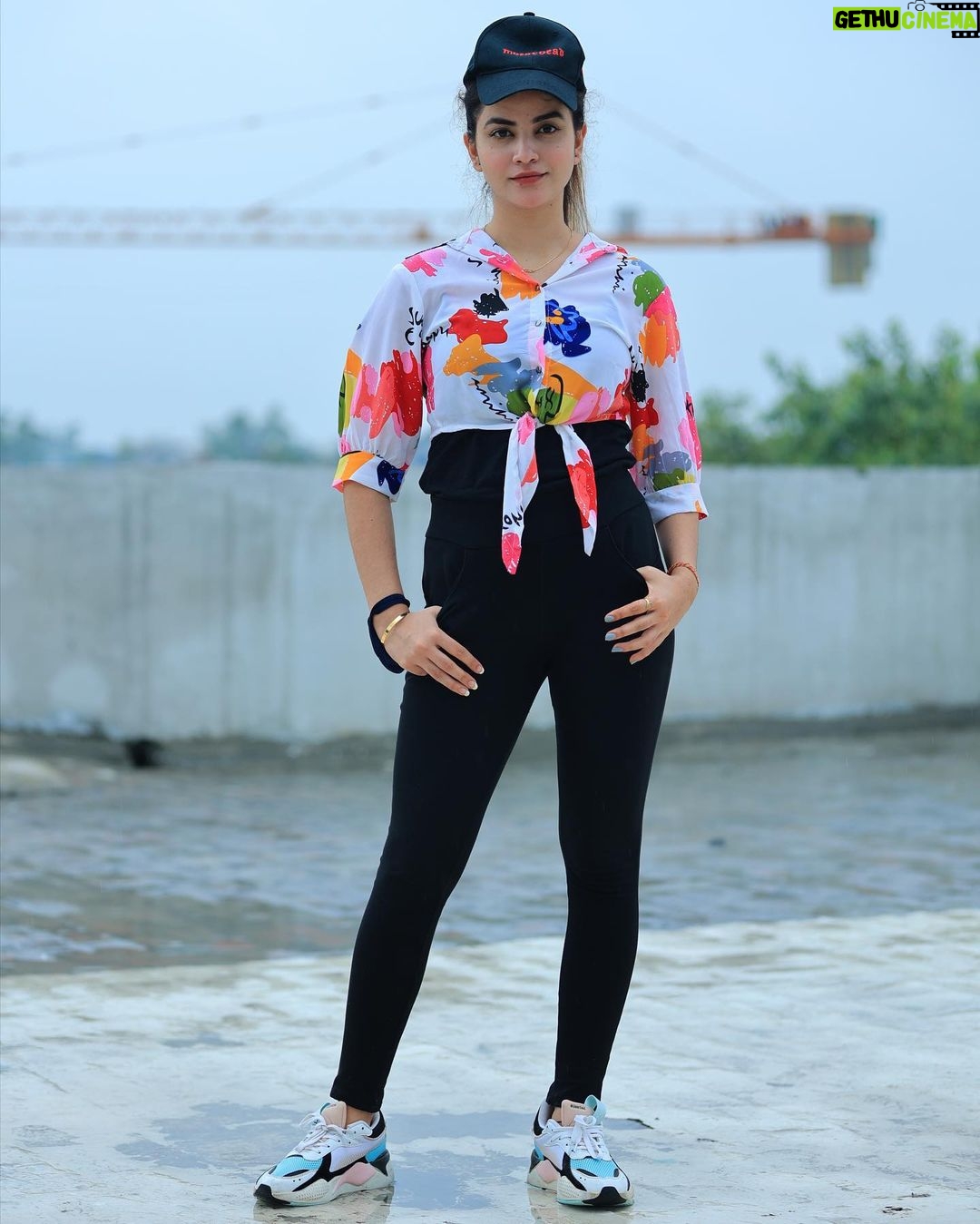 Piyanka Mongia Instagram - I was confused which picture should be on first🙈Which is your favourite?👌🏻🌹Ignore my Cap🧢 . . . #piyanka_mongia #piyankamongia #keepsupporting #keepgoing #keepsmiling #keeploving #keepmotivating #kbye #picoftheday #pictureoftheday #punjabi