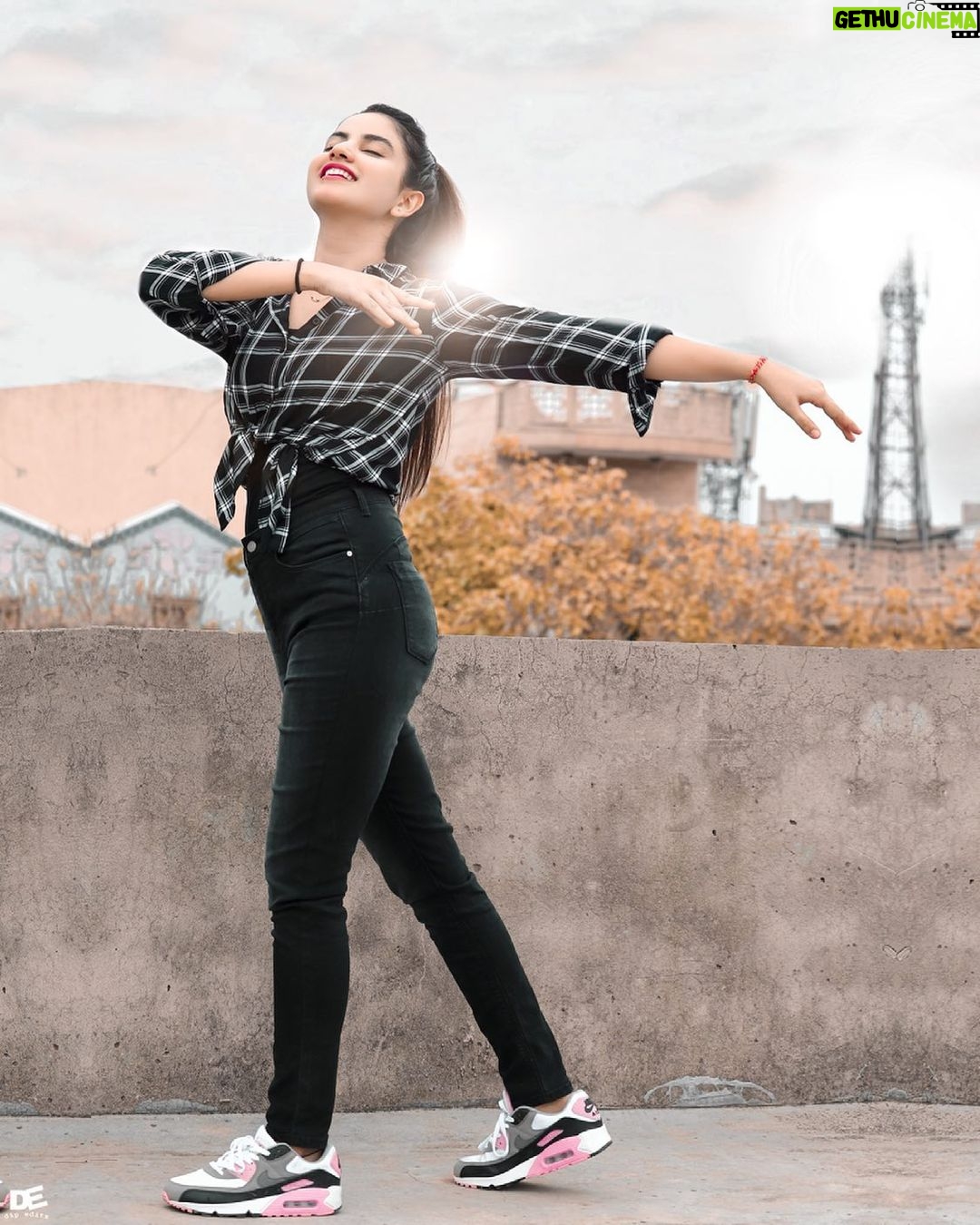 Piyanka Mongia Instagram - Fly High🧚♀️ . . . #piyanka_mongia #piyankians #piifam . . #keepsupporting #keepgoing #keeploving #keepmotivating #kbye #instadaily #instagood #instagram #insta #instamood #instafashion #fashion #fashionblogger #fashionstyle #fashionista #fashionphotography #fashionable #fashiongram #lifestyle #lifestyleblogger #lifestylephotography #lifestylebloggers #lifestylemodel #punjab
