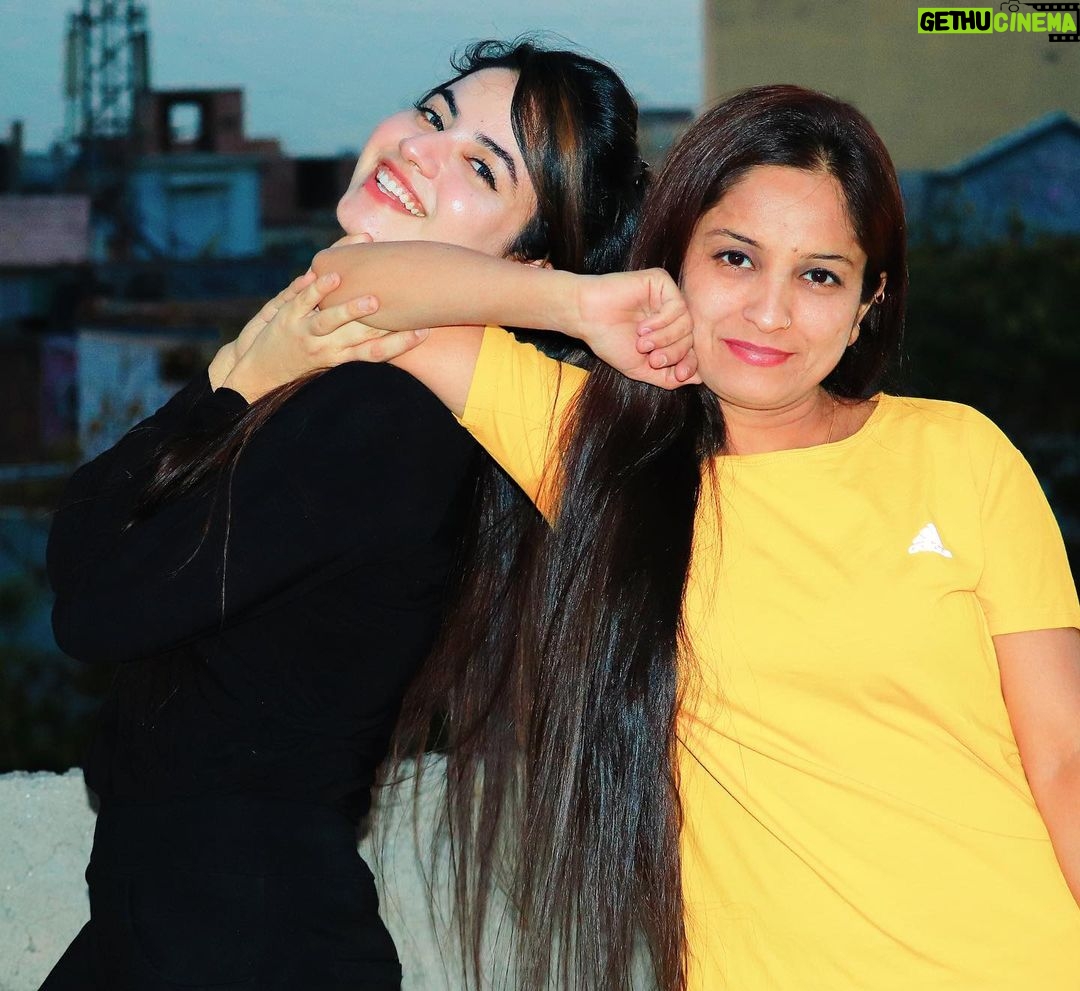 Piyanka Mongia Instagram - Dear Sister, लाखों में मिलती है तुझ जैसी बहन और करोड़ों में मिलती है मुझ जैसी बहन👅🙈😉 @heena.malhotra.948 . . . #piyanka_mongia #piyankians #piifam . . #keepsupporting #keepgoing #keeploving #keepmotivating #kbye #instadaily #instagood #instagram #insta #instamood #instafashion #fashion #fashionblogger #fashionstyle #fashionista #fashionphotography #fashionable #fashiongram #lifestyle #lifestyleblogger #lifestylephotography #lifestylebloggers #lifestylemodel #punjab