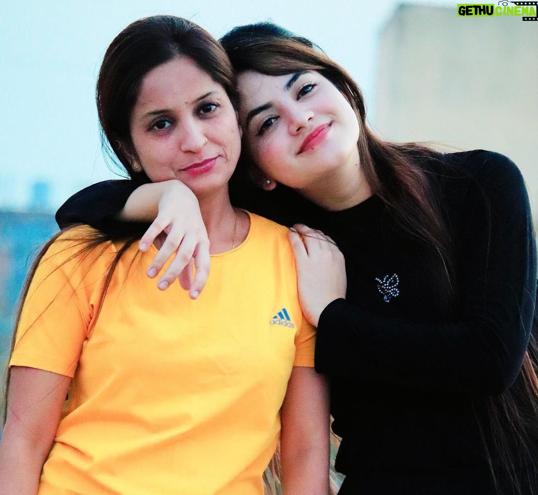 Piyanka Mongia Instagram - Dear Sister, लाखों में मिलती है तुझ जैसी बहन और करोड़ों में मिलती है मुझ जैसी बहन👅🙈😉 @heena.malhotra.948 . . . #piyanka_mongia #piyankians #piifam . . #keepsupporting #keepgoing #keeploving #keepmotivating #kbye #instadaily #instagood #instagram #insta #instamood #instafashion #fashion #fashionblogger #fashionstyle #fashionista #fashionphotography #fashionable #fashiongram #lifestyle #lifestyleblogger #lifestylephotography #lifestylebloggers #lifestylemodel #punjab