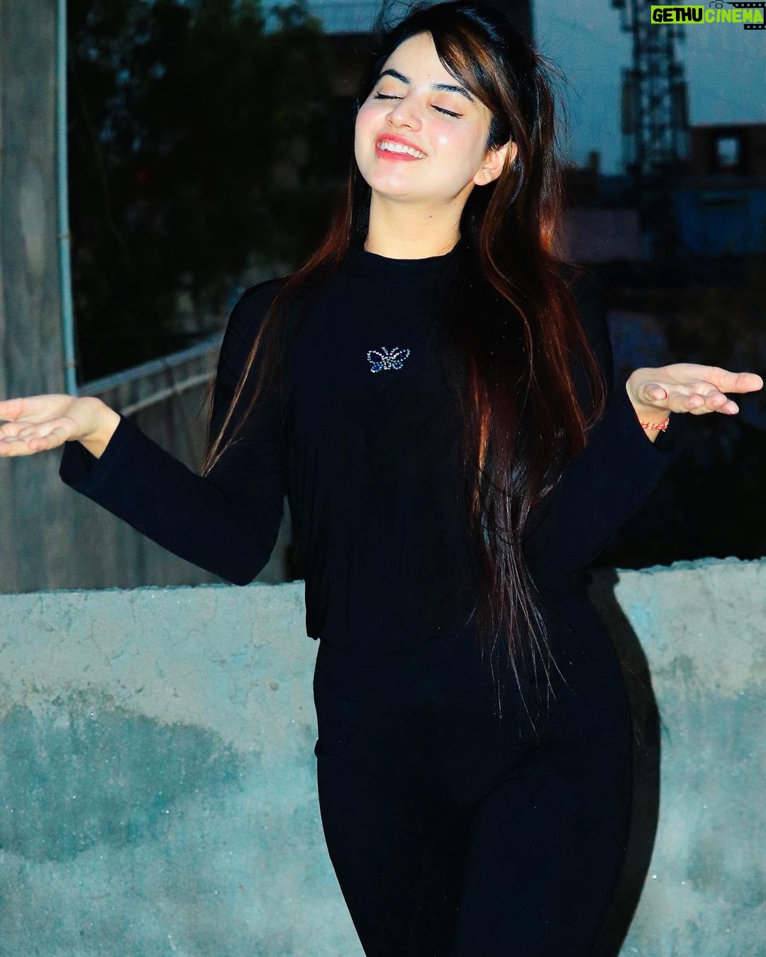 Piyanka Mongia Instagram - आँखों से भी लिखी जाती है दास्तानें हर कहानी को कलम की ज़रूरत नहीं होती❤️👀👁 . . . #piyanka_mongia #piyankians #piifam . . #keepsupporting #keepgoing #keeploving #keepmotivating #kbye #instadaily #instagood #instagram #insta #instamood #instafashion #fashion #fashionblogger #fashionstyle #fashionista #fashionphotography #fashionable #fashiongram #lifestyle #lifestyleblogger #lifestylephotography #lifestylebloggers #lifestylemodel #punjab