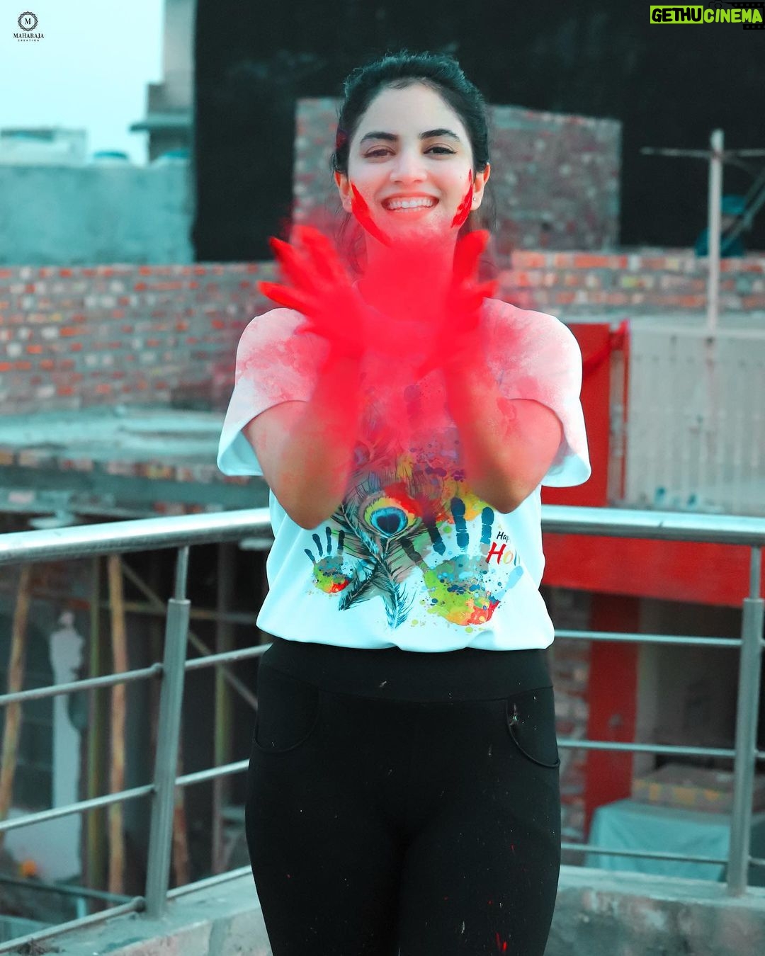 Piyanka Mongia Instagram - Wishing you all the happiest 🤗 , brightest and most colorful Holi🌈 . . . #piyanka_mongia #piyankians #piifam #holi #happyholi