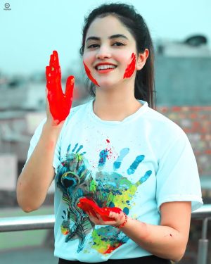 Piyanka Mongia Instagram - Let the colours of Holi spread message of peace and happiness 😊Happy Holi❤️
.
.
#holi #holifestival #holi2021 #happyholi #piyanka_mongia #piyankians #piifam