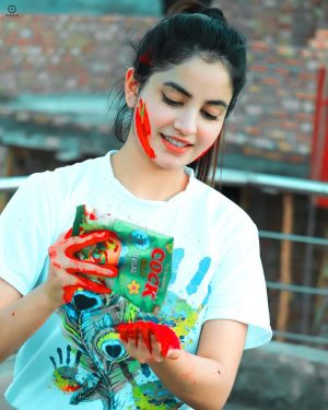 Piyanka Mongia Instagram - Let the colours of Holi spread message of peace and happiness 😊Happy Holi❤️
.
.
#holi #holifestival #holi2021 #happyholi #piyanka_mongia #piyankians #piifam