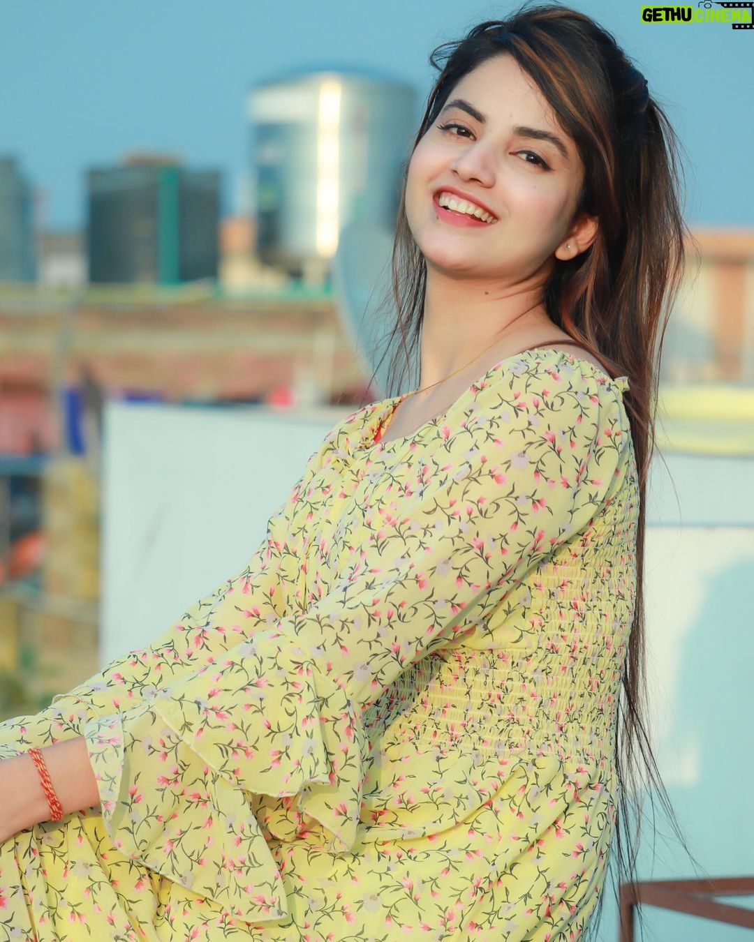Piyanka Mongia Instagram - जिंदगी आसान नहीं होती, इसे आसान बनाना पड़ता है…! कुछ “अंदाज” से, कुछ “नजर अंदाज” से…!😊 . . . #piyanka_mongia #piyankians #piifam . . #keepsupporting #keepgoing #keeploving #keepmotivating #kbye #instadaily #instagood #instagram #insta #instamood #instafashion #fashion #fashionblogger #fashionstyle #reels #fashionphotography #fashionable #fashiongram #reelitfeelit #lifestyleblogger #lifestylephotography #reelkarofeelkaro #lifestylemodel #punjab