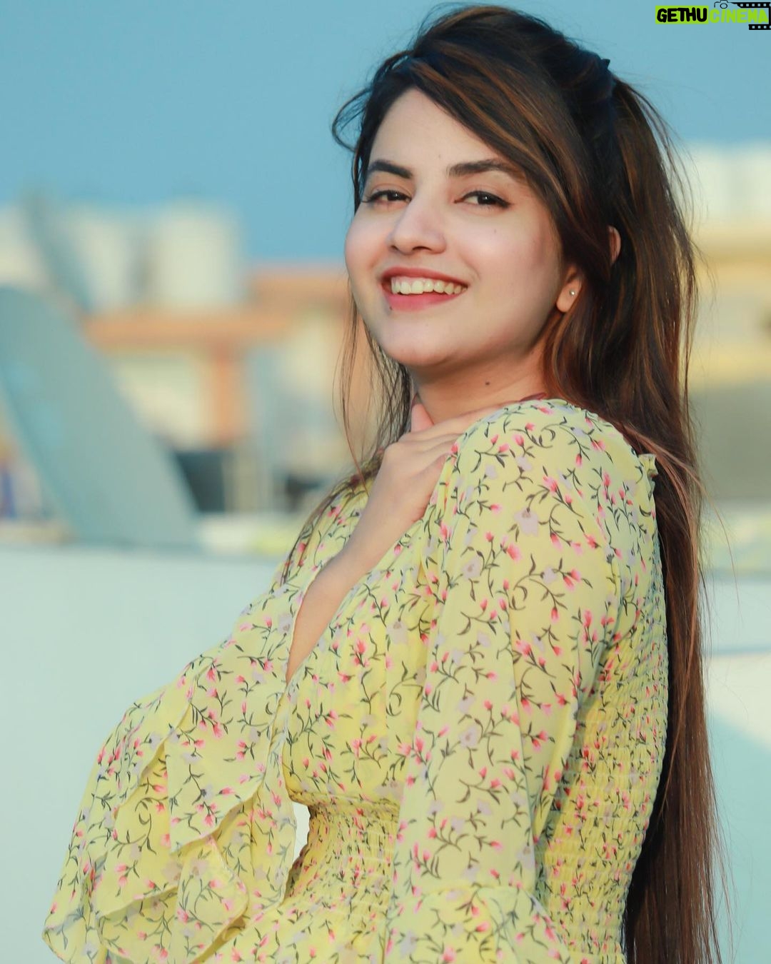 Piyanka Mongia Instagram - जिंदगी आसान नहीं होती, इसे आसान बनाना पड़ता है…! कुछ “अंदाज” से, कुछ “नजर अंदाज” से…!😊 . . . #piyanka_mongia #piyankians #piifam . . #keepsupporting #keepgoing #keeploving #keepmotivating #kbye #instadaily #instagood #instagram #insta #instamood #instafashion #fashion #fashionblogger #fashionstyle #reels #fashionphotography #fashionable #fashiongram #reelitfeelit #lifestyleblogger #lifestylephotography #reelkarofeelkaro #lifestylemodel #punjab