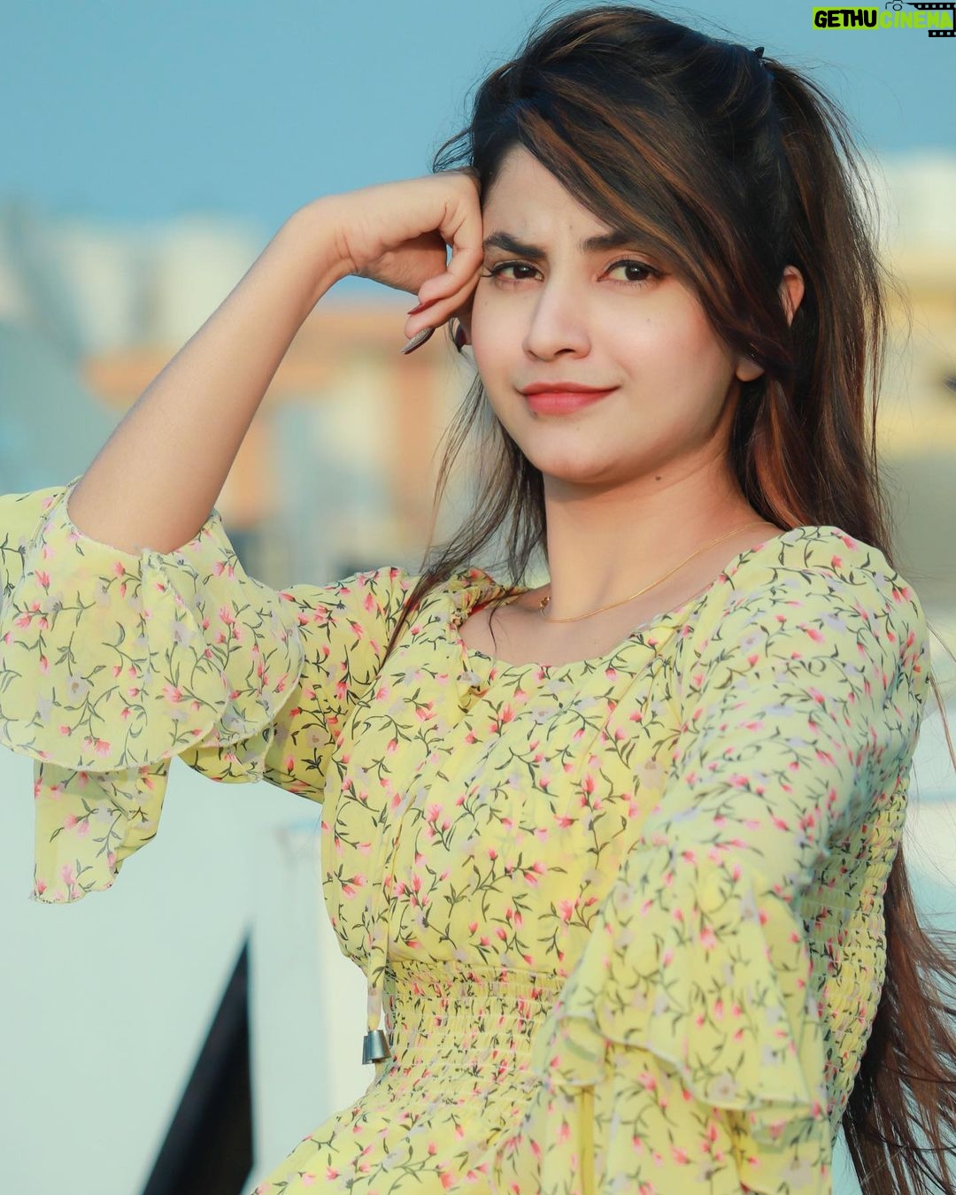 Piyanka Mongia Instagram - जिंदगी आसान नहीं होती, इसे आसान बनाना पड़ता है…! कुछ “अंदाज” से, कुछ “नजर अंदाज” से…!😊 . . . #piyanka_mongia #piyankians #piifam . . #keepsupporting #keepgoing #keeploving #keepmotivating #kbye #instadaily #instagood #instagram #insta #instamood #instafashion #fashion #fashionblogger #fashionstyle #reels #fashionphotography #fashionable #fashiongram #reelitfeelit #lifestyleblogger #lifestylephotography #reelkarofeelkaro #lifestylemodel #punjab