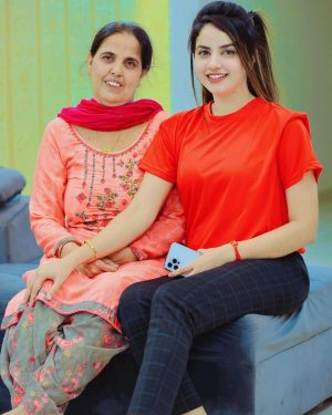 Piyanka Mongia Instagram - Mother is the true Queen of every home👸🏻 I got everything from my Mamma!!😍
.
.
.
#piyanka_mongia #piyankamongia #keepsupporting #keepgoing #keepsmiling #keeploving #keepmotivating #kbye #picoftheday #pictureoftheday #punjab
