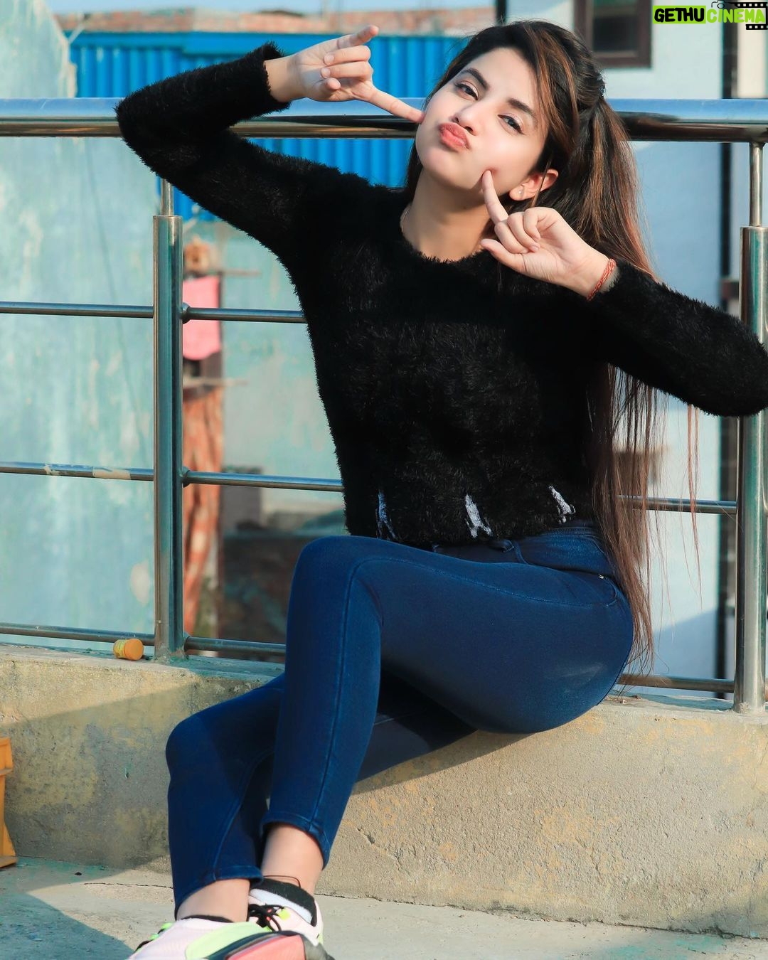 Piyanka Mongia Instagram - पहला प्यार हो या दूसरा फ़र्क़ नहीं पड़ता बस प्यार सच्चा होना चाहिए🌹 . . #piyanka_mongia #piyankians #piifam . . #keepsupporting #keepgoing #keeploving #keepmotivating #kbye #instadaily #instagood #instagram #insta #instamood #instafashion #fashion #fashionblogger #fashionstyle #reels #fashionphotography #fashionable #fashiongram #reelitfeelit #lifestyleblogger #lifestylephotography #reelkarofeelkaro #lifestylemodel #punjab