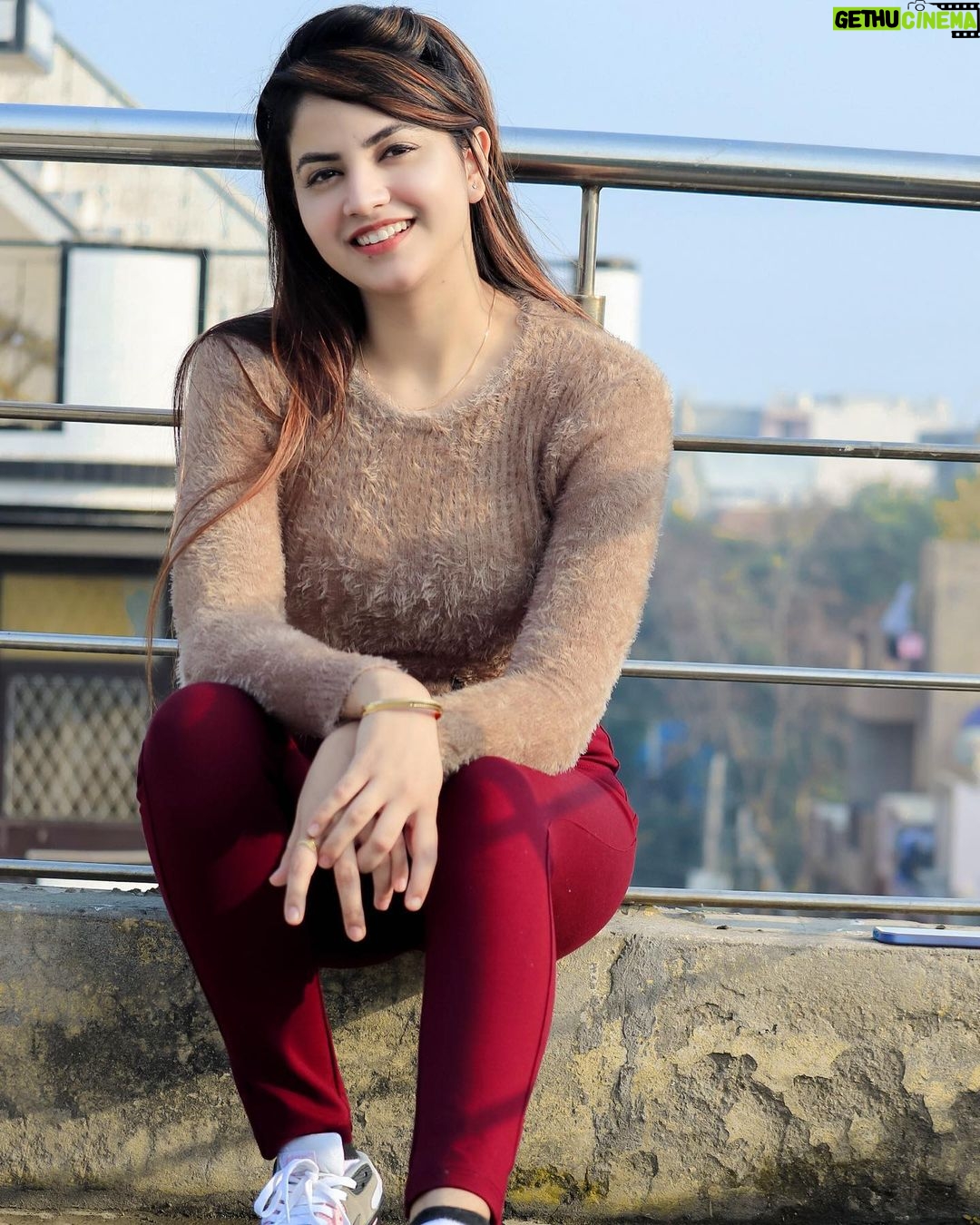 Piyanka Mongia Instagram - ज़रा ज़रा समेट कर खुद को बनाया है मैंने, मुझसे ये ना कहना बहुत मिलेंगे तुम जैसे☝🏻✨ . . #piyanka_mongia ##piyankians #piifam . . #keepsupporting #keepgoing #keeploving #keepmotivating #kbye #instadaily #instagood #instagram #insta #instamood #instafashion #fashion #fashionblogger #fashionstyle #fashionista #fashionphotography #fashionable #fashiongram #lifestyle #lifestyleblogger #lifestylephotography #lifestylebloggers #lifestylemodel #punjab