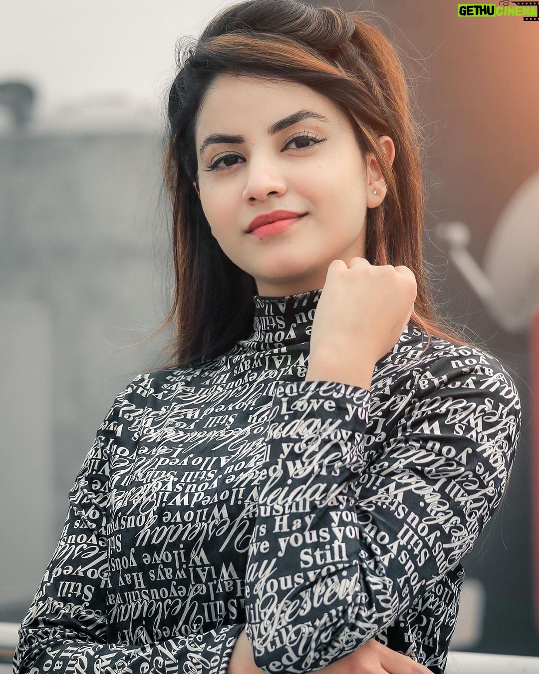 Piyanka Mongia Instagram - Kaale Je Libaas Di Shakeenan Kudi..π . . #piyanka_mongia #piifam #piyankians . . . #keepsupporting #keepgoing #keeploving #keepmotivating #kbye #instadaily #instagood #instagram #insta #instamood #instafashion #fashion #fashionblogger #fashionstyle #fashionista #fashionnova #fashionphotography #fashionable #fashiongram #fashionweek #lifestyle #lifestyleblogger #lifestylephotography #lifestylebloggers #lifestylemodel #punjabi #punjab