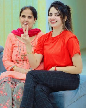 Piyanka Mongia Instagram - Mother is the true Queen of every home👸🏻 I got everything from my Mamma!!😍
.
.
.
#piyanka_mongia #piyankamongia #keepsupporting #keepgoing #keepsmiling #keeploving #keepmotivating #kbye #picoftheday #pictureoftheday #punjab