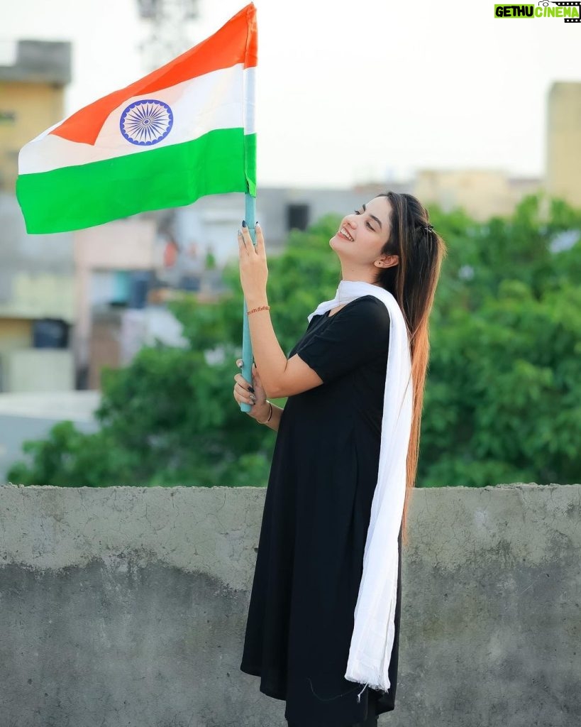 Piyanka Mongia Instagram - So many people might have forgotten, but I never will, the colorful flag of my country, furls so high. Happy Independence Day🇮🇳 . . #happyindependenceday #independenceday #freedom #piyankamongia #piyanka_mongia