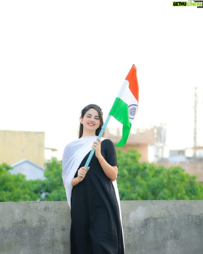 Piyanka Mongia Instagram - So many people might have forgotten, but I never will, the colorful flag of my country, furls so high. Happy Independence Day🇮🇳 . . #happyindependenceday #independenceday #freedom #piyankamongia #piyanka_mongia