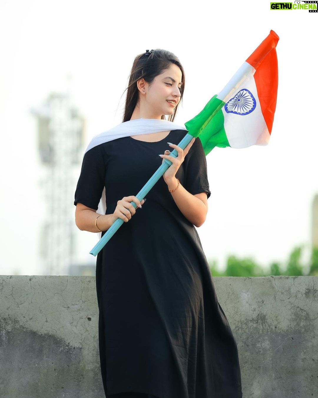 Piyanka Mongia Instagram - So many people might have forgotten, but I never will, the colorful flag of my country, furls so high. Happy Independence Day🇮🇳 . . #happyindependenceday #independenceday #freedom #piyankamongia #piyanka_mongia
