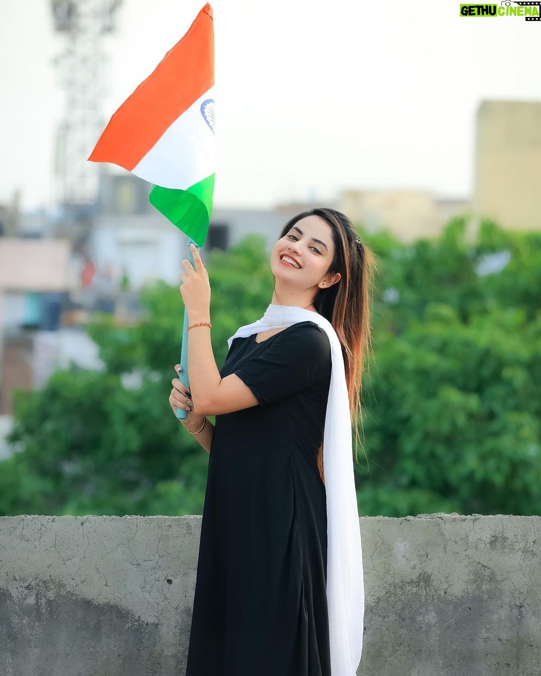 Piyanka Mongia Instagram - So many people might have forgotten, but I never will, the colorful flag of my country, furls so high. Happy Independence Day🇮🇳 . . #happyindependenceday #independenceday #freedom #piyankamongia #piyanka_mongia