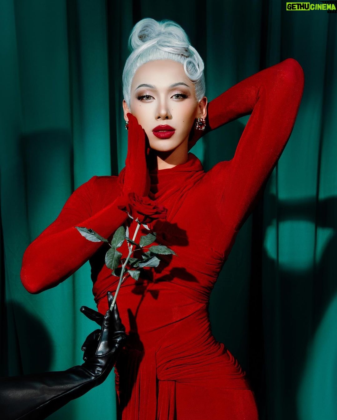 Plastique Tiara Instagram - All I want for Christmas🌹 • Photo @tringhia_nemotion Stylist @phambaoluan Wearing @tonyy.official___ Makeup @justxi1405 Hair @quan_thelittlemerman
