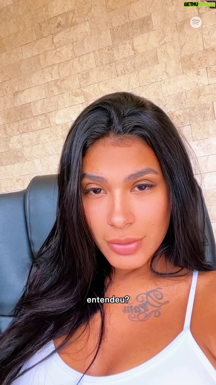Pocah Instagram - Os fãs pediram conselhos verão e ela chegou pra salvar todos os dilemas. Pode entrar, @pocah 💚 #SpotifySalvaOMeuVerão
