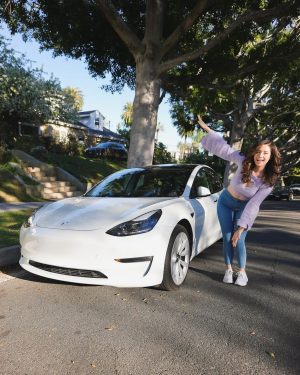 Pokimane Instagram - today, i was supposed to announce which streaming platform i’m signing with. but, instead of spending money on filming a video for that, i’m taking that money and giving away a car - to one of YOU! ❤️

oh, and i’m staying on twitch :)