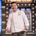 Pollo Castillo Instagram - FINALMENTE FINALISTA MASTERCHEF ! ❤️👨🏻‍🍳pena x dejar atrás a gandalf mi mentor gastón , pero feliz de haber llegado hasta acá, siempre con buen ánimo y energía. el mayor premio ya lo gané que fue conocerlos a todos y vivir esta experiencia única llena de aprendizaje ❤️ gracias x el apoyo de todos y todas quienes siguen el programa 👏👏🙌 y siempre se puede dar vuelta la tortilla. ✨ en el colegio pasé de promedio 4 a 7 en matemáticas, cuando me la creí en 3medio. en la universidad pasé de un año echarme todos los ramos a sacar la carrera mientras trabajaba.. porque me la creí. y ahora pasé de no saber hacer un huevo frito a ser finalista de masterchef. no sabría describir como funciona la mente, ni la energía en el momento que uno se plantea las cosas, es como si mágicamente uno pudiera atraer las cosas, lo que sí fue factor común en todos esos puntos fue el creer, creer como si en verdad fuese a pasar y cuando pasaba miraba hacía atrás y me daba cuenta de todo el cansancio, esfuerzo y claridad que traía. Entendí que no hay mata sin carrera y que la pista de carrera la escoge uno. ni nosotros mismos sabemos lo capaces que podemos llegar a ser. #muchotexto #nadaesimposibleniunawea