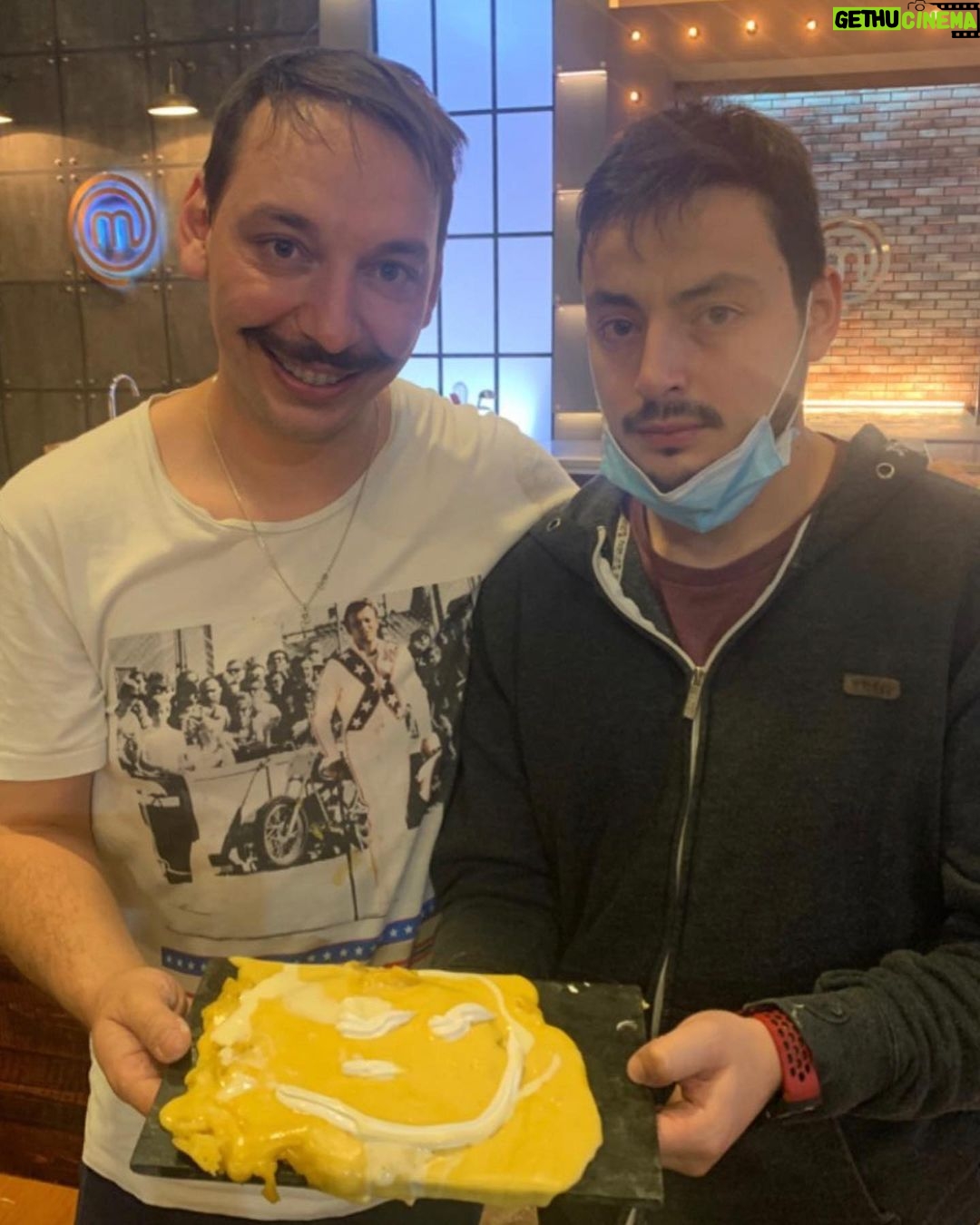 Pollo Castillo Instagram - no se ganó, pero se pasó 👌 rescato toda buena onda,la superación y mi papá disfrazado 🐥. gracias gracias gracias gracias ❤️🙌 y felicidades a mis compañeras que llegaron tan lejos como yo 🫂 no se puso la bandera, pero igual se llegó a la luna 🚀