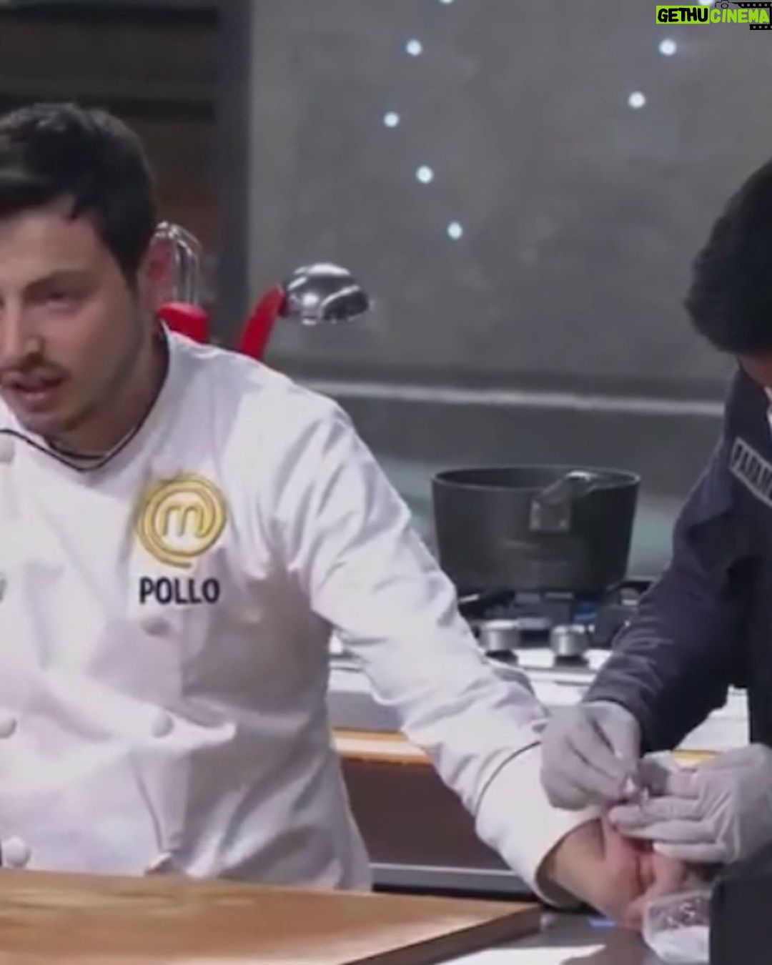 Pollo Castillo Instagram - FINALMENTE FINALISTA MASTERCHEF ! ❤️👨🏻🍳pena x dejar atrás a gandalf mi mentor gastón , pero feliz de haber llegado hasta acá, siempre con buen ánimo y energía. el mayor premio ya lo gané que fue conocerlos a todos y vivir esta experiencia única llena de aprendizaje ❤️ gracias x el apoyo de todos y todas quienes siguen el programa 👏👏🙌 y siempre se puede dar vuelta la tortilla. ✨ en el colegio pasé de promedio 4 a 7 en matemáticas, cuando me la creí en 3medio. en la universidad pasé de un año echarme todos los ramos a sacar la carrera mientras trabajaba.. porque me la creí. y ahora pasé de no saber hacer un huevo frito a ser finalista de masterchef. no sabría describir como funciona la mente, ni la energía en el momento que uno se plantea las cosas, es como si mágicamente uno pudiera atraer las cosas, lo que sí fue factor común en todos esos puntos fue el creer, creer como si en verdad fuese a pasar y cuando pasaba miraba hacía atrás y me daba cuenta de todo el cansancio, esfuerzo y claridad que traía. Entendí que no hay mata sin carrera y que la pista de carrera la escoge uno. ni nosotros mismos sabemos lo capaces que podemos llegar a ser. #muchotexto #nadaesimposibleniunawea